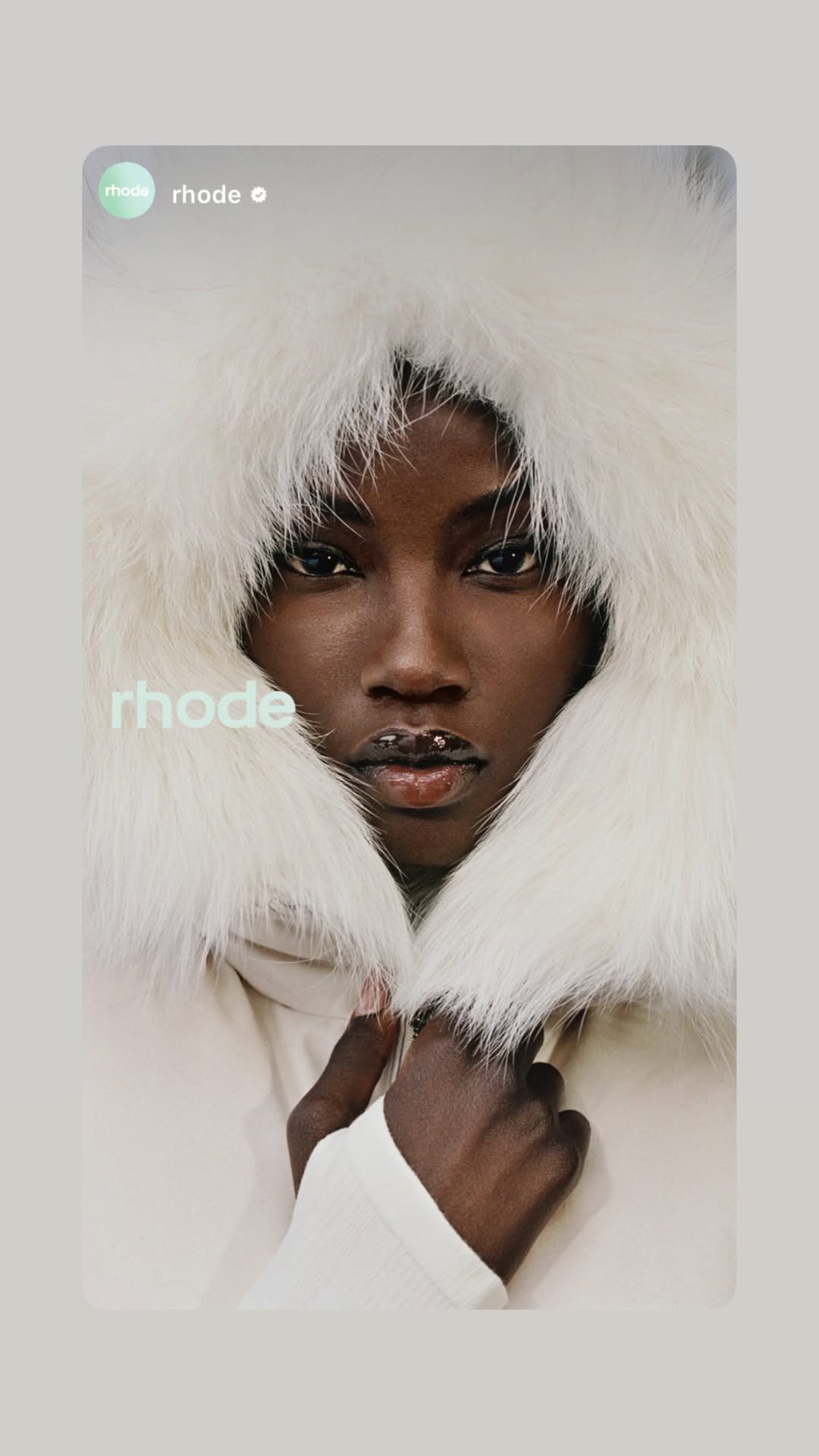 новая фото в сторис @haileybieber 03.02.2026