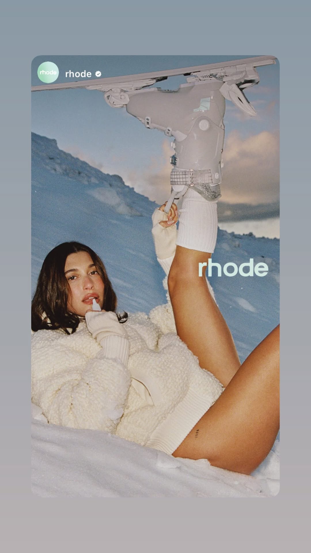 новая фото в сторис @haileybieber 03.02.2026