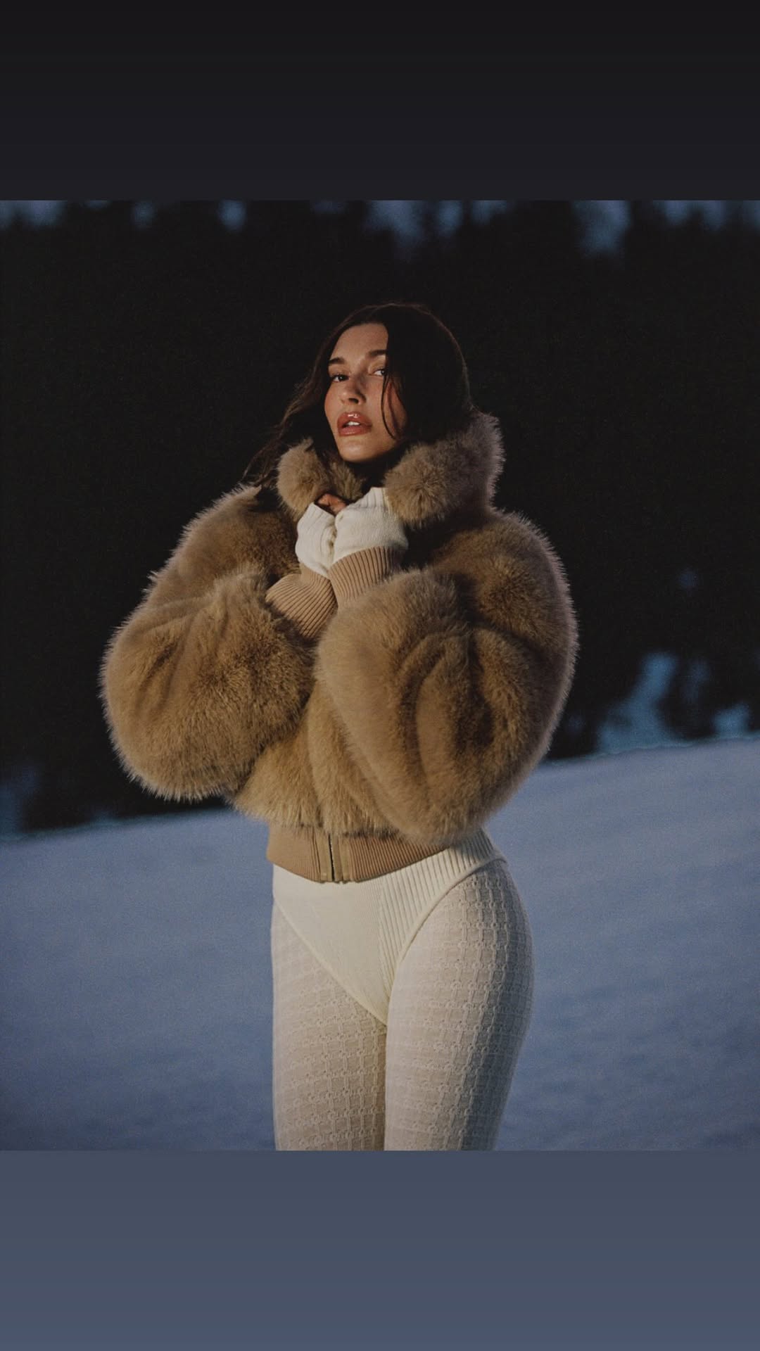 новая фото в сторис @haileybieber 03.02.2026